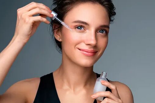 dziewczyna używa serum do odmłodzenia